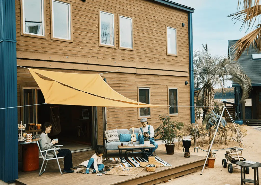 ログハウスで自由に過ごす体験者の画像